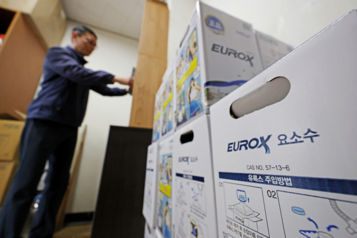 중동 전쟁으로 인한 촉매제(요소수) 대란을 대비하기 위해 정부가 요소수 및 요소 매점매석행위를 금지한 가운데 30일 서울 양천구 SK엔크린 개나리셀프주유소에 판매용 요소수가 진열돼있다. 연합뉴스