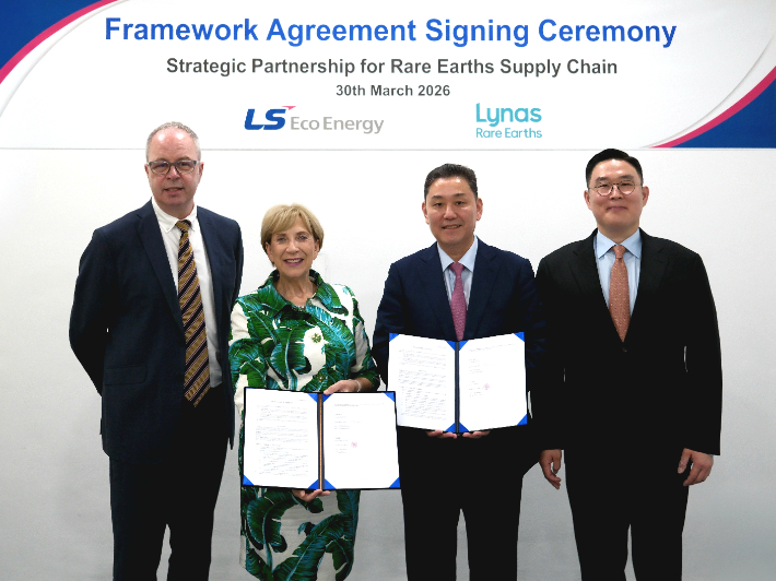 LS에코에너지와 라이너스 주요 관계자들이 희토류 공급망 구축 관련 협약식에서 기념 촬영을 하고 있다. LS에코에너지 제공