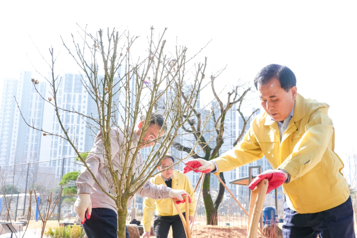 김지철 충남교육감(오른쪽)을 비롯한 참석자들이 31일 홍성군 홍주초등학교에서 무궁화나무를 심고 있다. 충남교육청 제공