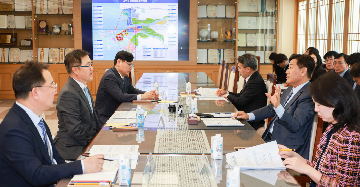 31일 오후 전북도청에서 김관영 전북도지사와 신승규 현대그룹 부사장이 새만금 투자협약 이행 현황을 점검하는 간담회를 가졌다. 전북도 제공