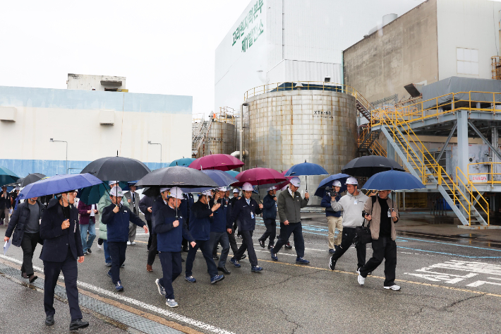 고리원자력본부 제1발전소 둘러보는 원안위 관계자들. 연합뉴스