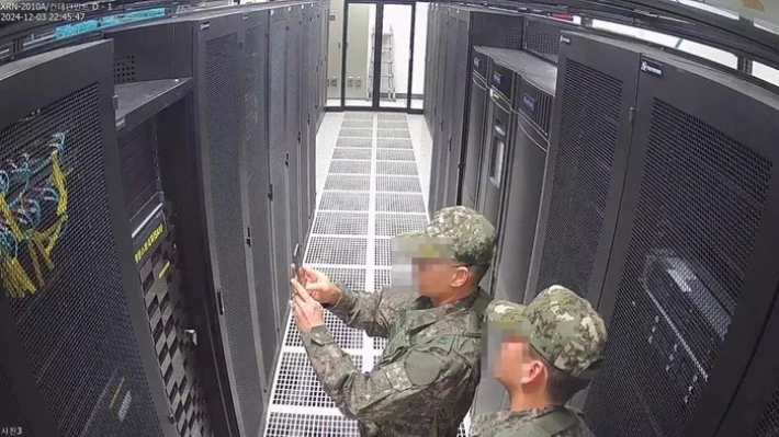 2024년 12월 3일 윤석열발 비상계엄 선포 직후, 계엄군이 중앙선관위 과천청사 내 행정시스템 서버와 보안시스템을 촬영하고 있다. 국회 행정안전위원회 제공