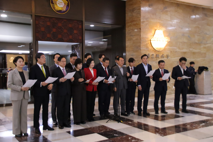 국민의힘 부산지역 국회의원들은 31일 국회에서 기자회견을 열고 더불어민주당이 '부산 글로벌허브도시 특별법'을 정치 상품화한다고 비판했다. 국민의힘 제공