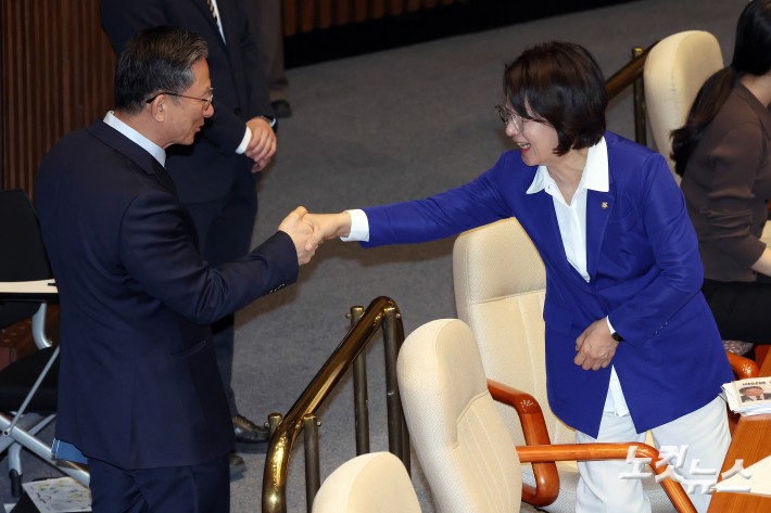 인사하는 정성호-추미애