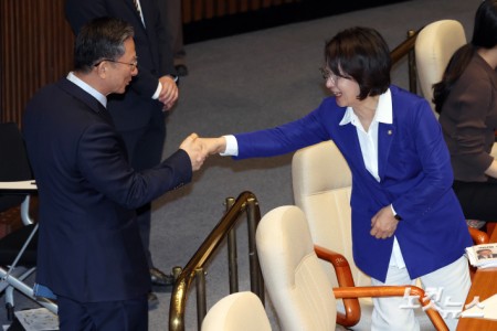 인사하는 정성호-추미애