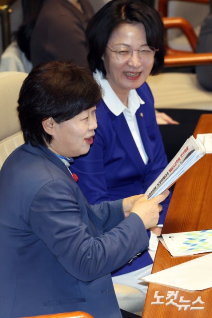 밝은 표정으로 대화하는 추미애-서영교