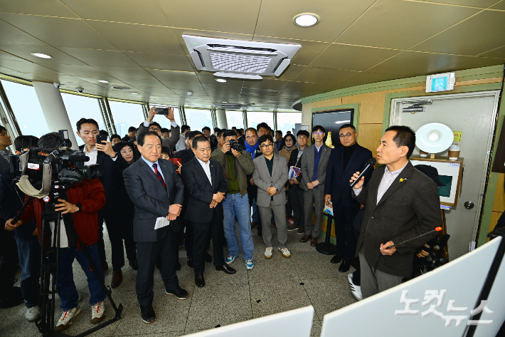 김진태 강원도지사는 31일 속초 엑스포 타워를 방문해 속초~고성 고속도로 예타 통과 대응 전략과 동해안 7번 국도 현안 및 건설계획 반영 추진 상황을 점검했다. 강원도 제공