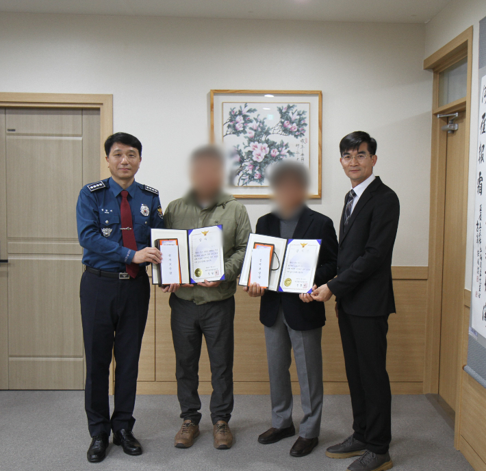 대전동부경찰서 관계자들이 보이스피싱 수거책 검거에 도움을 준 시민들에게 감사장을 수여하고 있다. 동부경찰서 제공