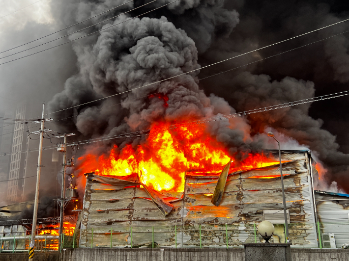 31일 오후 3시 49분쯤 경기 양주시 백석읍 홍죽리에 있는 한 섬유 관련 공장에서 화재가 발생했다. 경기북부소방본부 제공