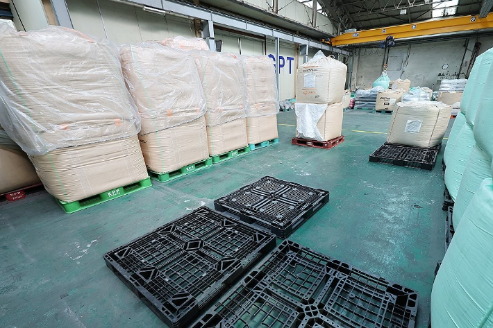 지난 24일 경기 안산시의 한 플라스틱 필름 제조 공장 내 폴리에틸렌 등 원료가 쌓여 있어야 할 원료창고가 듬성듬성 비어있다. 연합뉴스