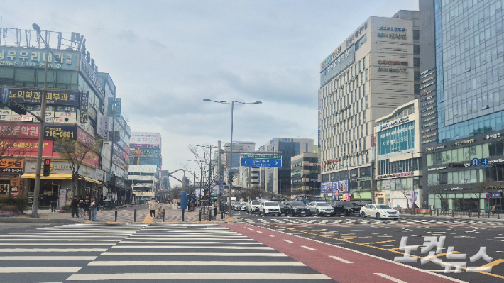 31일 광주 서구 치평동의 한 교차로에서 시민들이 보행 신호를 기다리고 있다. 한아름 기자