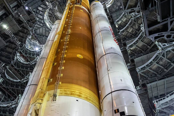 SLS 메인스테이지 양 옆에 설치된 고체 로켓 부스터. NASA/글렌 벤슨