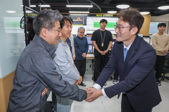 KT 박윤영 대표가 31일 네트워크·보안 현장에서 근무하는 직원들을 격려하고 있다. KT 제공