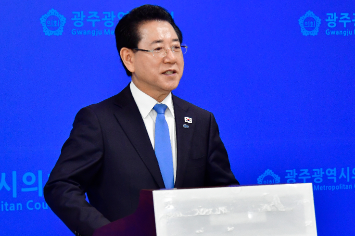 김영록 더불어민주당 전남광주통합특별시장 예비후보가 31일 광주광역시의회 브리핑룸에서 기자회견을 진행하고 있다. 김 후보 캠프 제공