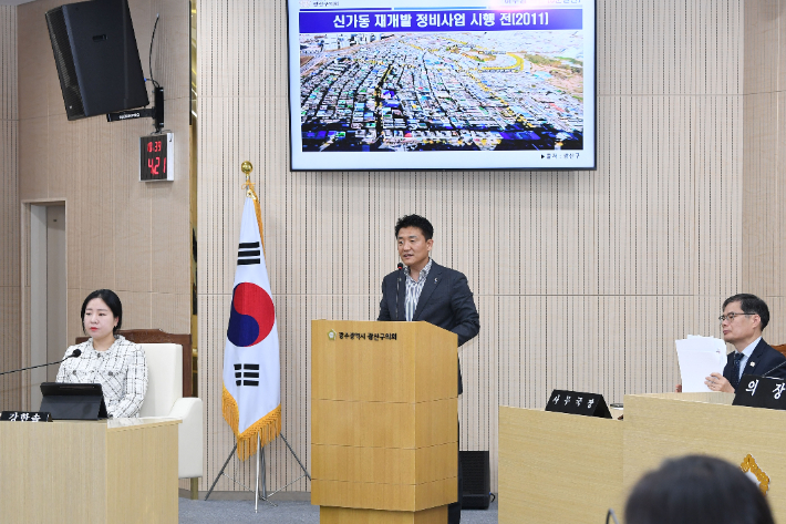 31일 이우형 광주 광산구의원이 31일 본회의 5분 자유발언에서 신가동 주택재개발 정비사업의 장기 표류를 지적하며 광산구의 책임 있는 행정 대응을 촉구하고 있다. 광주 광산구의회 제공