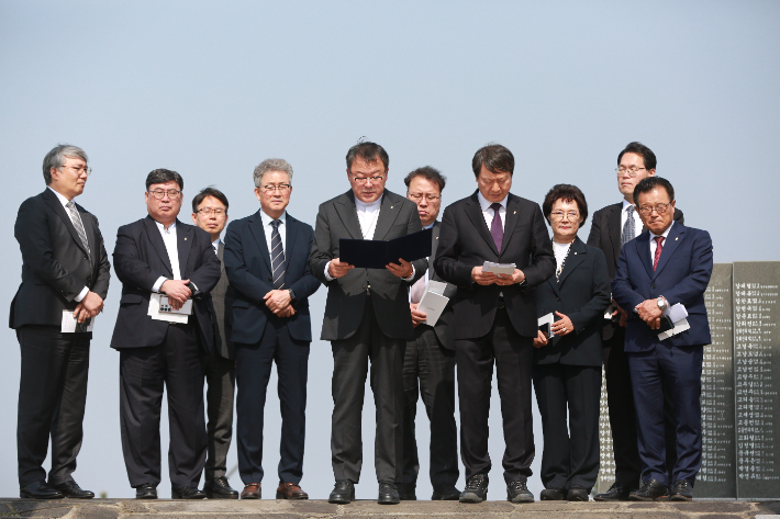 대한예수교장로회 통합총회(총회장 정훈 목사) 임원들이 지난 27일 제주 4.3평화공원을 찾아 추념 담화문을 발표하고 있다. 사진 한국기독공보