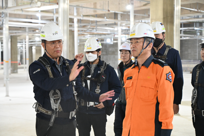 광주 광산소방서 관계자들이 31일 오후 산월동에 위치한 대규모 신축 아파트 공사 현장을 방문해 관계자들과 현장을 점검하고 있다. 광주 광산소방서 제공