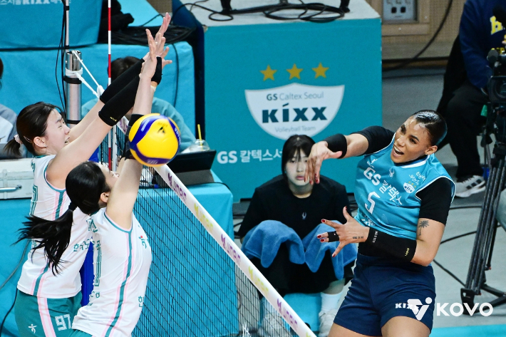 한국도로공사와 GS칼텍스의 경기 장면. 한국배구연맹