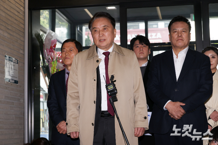 국민의힘 지방선거 공천관리위원회(공관위)로부터 컷오프(공천 배제) 통보를 받은 김영환 충북도지사가 17일 서울 여의도 중앙당사를 항의 방문하며 입장을 밝히고 있다. 윤창원 기자