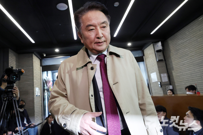 국민의힘 지방선거 공천관리위원회(공관위)로부터 컷오프(공천 배제) 통보를 받은 김영환 충북도지사가 17일 서울 여의도 중앙당사를 항의 방문하고 있다. 윤창원 기자