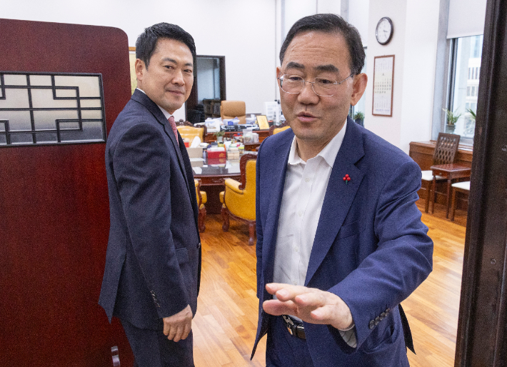국민의힘 장동혁 대표(왼쪽)가 지난달 31일 국회 본회의 도중 6·3 지방선거 대구시장 선거 후보에서 탈락해 법원에 효력정지 가처분을 신청한 주호영 국회 부의장을 만나기 위해 주 부의장의 집무실로 들어서고 있다. 연합뉴스
