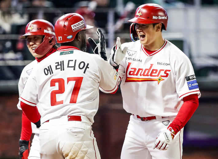 홈런을 날린 김재환과 에레디아. SSG 랜더스 제공 