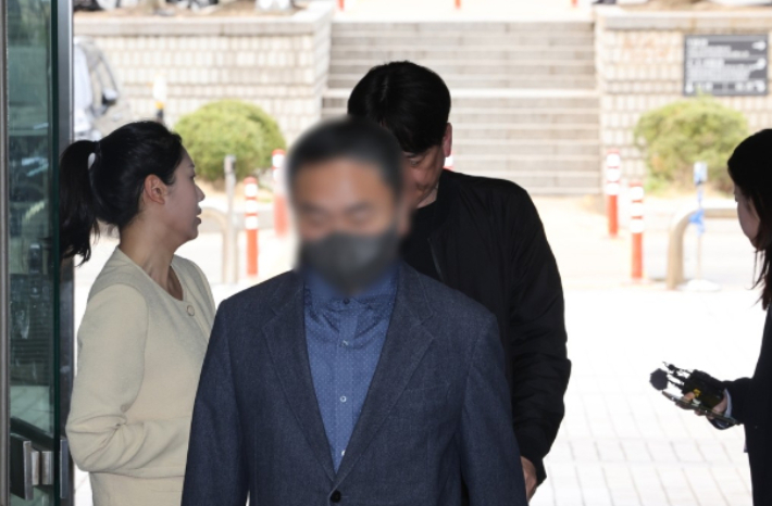 전분 및 당류 업체들의 담합 의혹 관련 대상 임모 대표이사가 31일 영장실질심사를 위해 서울 서초구 서울중앙지법에 출석하고 있다. 이들은 판매 가격을 미리 맞추고 대형 실수요처들의 입찰 과정에서 가격을 합의한 혐의를 받고 있다. 연합뉴스