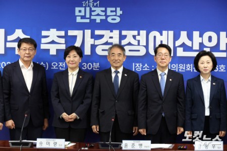 1일 서울 여의도 국회 의원회관에서 열린 2026년 농해수 추가경정예산안 당정협의에서 윤준병 정조위원회 위원장과 송미령 농림축산식품부 장관, 황종우 해양수산부 장관 등 참석자들이 기념촬영을 하고 있다.