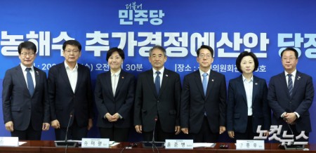 1일 서울 여의도 국회 의원회관에서 열린 2026년 농해수 추가경정예산안 당정협의에서 윤준병 정조위원회 위원장과 송미령 농림축산식품부 장관, 황종우 해양수산부 장관 등 참석자들이 기념촬영을 하고 있다.
