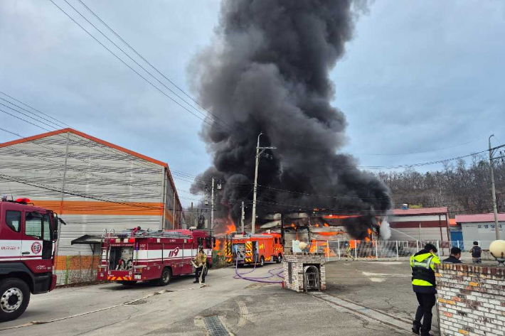 1일 오전 7시 51분쯤 강원 원주시 호저면 주산리 폐식용유 수거업체에서 불이 났다. 강원소방본부 제공