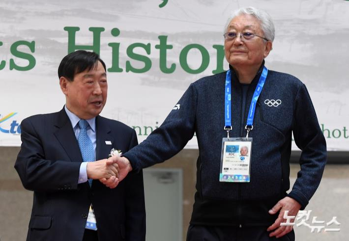 2018년 평창동계올림픽 당시 장웅 전 북한 국제올림픽위원회(IOC) 위원(오른쪽)과 이희범 동계올림픽 조직위원장. 노컷뉴스 