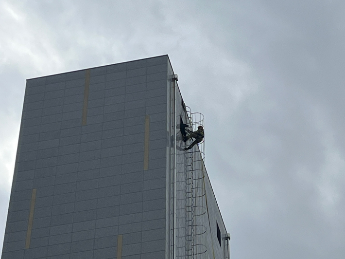 지난달 31일 오후 2시 10분쯤 부산 서구 한 대학병원 기계식 주차장에서 불이 나 3시간 40분만에 꺼졌다. 소방대원이 진화 작업 중인 모습. 부산소방재난본부 제공