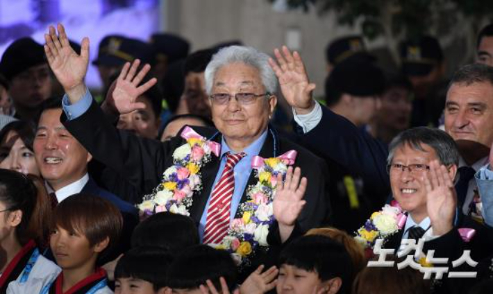 북한의 장웅 국제올림픽위원회(IOC) 위원이 '2017 세계태권도선수권대회' 참석을 위해 김포공항을 통해 입국한 모습. 박종민 기자