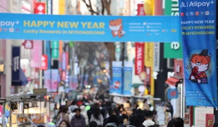 춘제 앞두고 명동거리 중국인 관광객 맞이. 연합뉴스