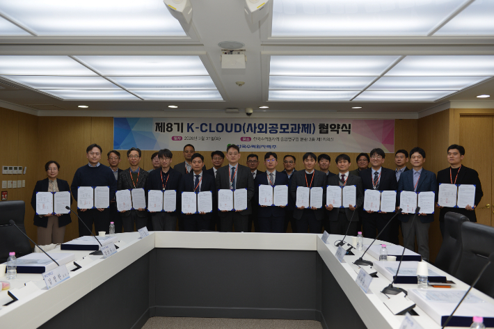한수원이 한국과학기술원, 조선대학교 등 28개 주관 및 참여기관과 제8기 사외공모과제 협약을 체결했다. 한수원 제공
