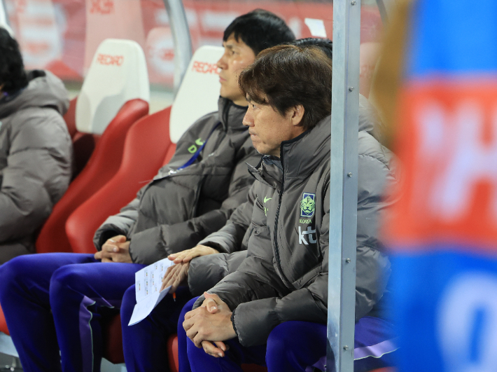 경기 시작 기다리는 홍명보 감독. 연합뉴스