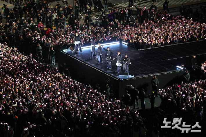 방탄소년단(BTS)이 지난달 21일 서울 광화문광장에서 컴백 기념 공연인 'BTS 컴백 라이브: 아리랑'을 펼치고 있다. 사진공동취재단