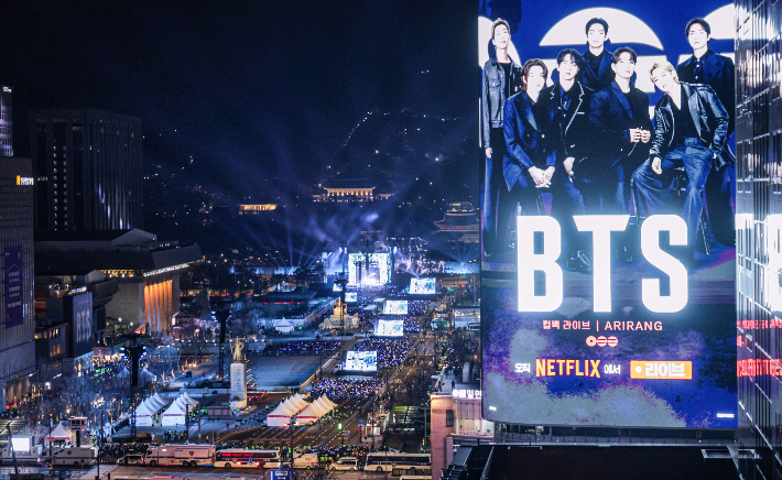 지난달 21일 서울 종로구 광화문광장에서 BTS 컴백 라이브: 아리랑'(BTS THE COMEBACK LIVE | ARIRANG)이 열리고 있다. 사진공동취재단