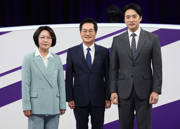 더불어민주당 추미애, 김동연, 한준호 경기도지사 경선후보(왼쪽부터)가 지난 30일 상암동 MBC 신사옥에서 열린 '더불어민주당 경기도지사 후보자 합동토론회'에서 기념촬영을 하고 있다. 사진 연합뉴스