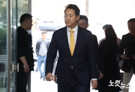 오세훈 서울시장이 1일 오전 서울 서초구 서울중앙지법에서 열린 여론조사 대납 의혹 사건 1심 속행 공판에 출석하고 있다.
