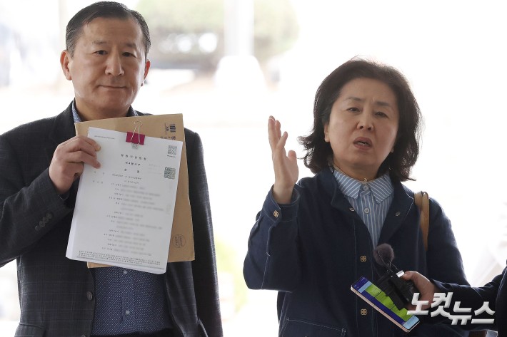 김영선 전 국민의힘 의원이 1일 오전 서울 서초구 서울중앙지법에서 열리는 오세훈 서울시장의 여론조사 대납 의혹 사건 1심 속행 공판에 증인신문을 위해 출석하고 있다.