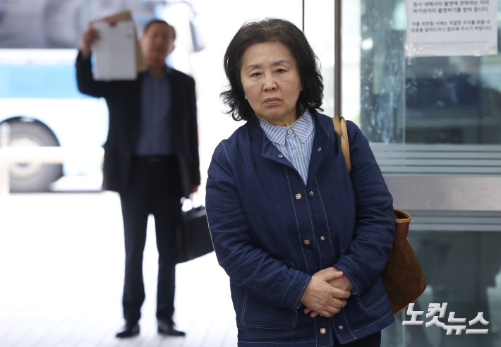 김영선 전 국민의힘 의원이 1일 오전 서울 서초구 서울중앙지법에서 열리는 오세훈 서울시장의 여론조사 대납 의혹 사건 1심 속행 공판에 증인신문을 위해 출석하고 있다.