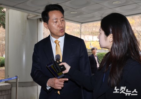 답변하며 이동하는 오세훈 서울시장