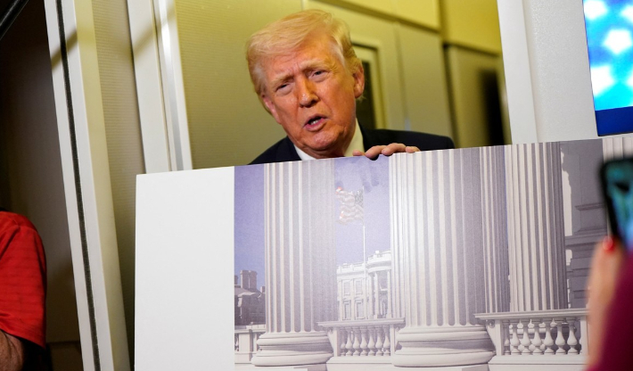 백악관 연회장 조감도 들고 있는 트럼프. 연합뉴스