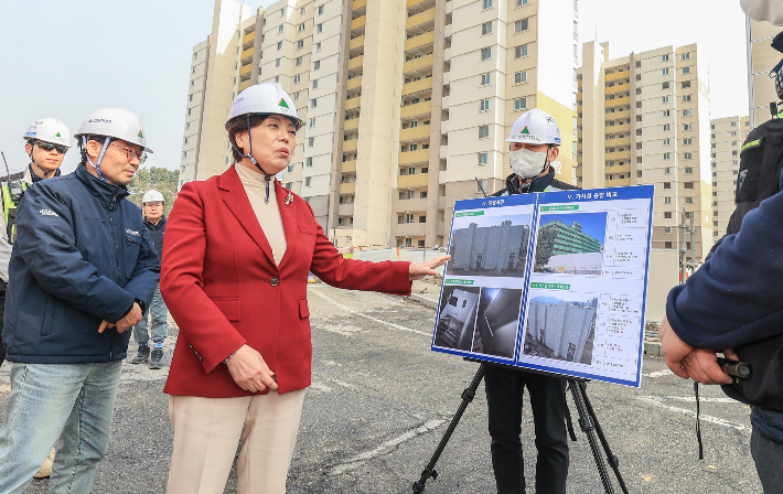 신계용 과천시장이 과천8-9단지 건축물 해체현장을 점검하고 있는 모습. 과천시 제공