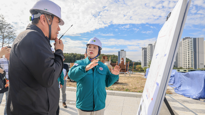 신 시장이 지정타 사업현장을 살피고 있다. 과천시 제공
