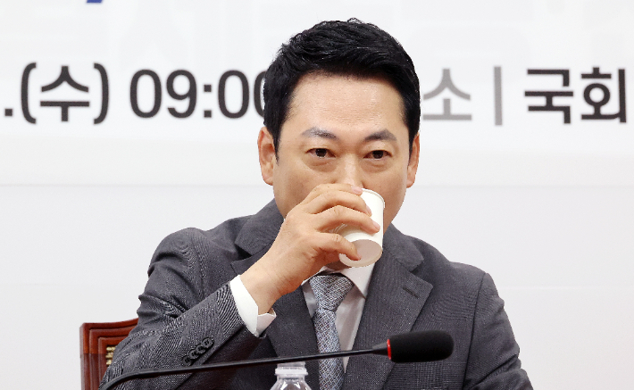 국민의힘 장동혁 대표가 1일 국회에서 열린 정책공모전 '국민의 아이디어, 정책이 됩니다' 시상식에서 물을 마시고 있다. 연합뉴스