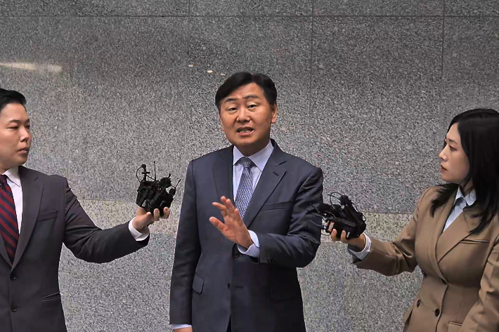 1일 오전 전북도청, 김관영 전북도지사가 금품 살포 의혹을 묻는 취재진의 질문에 답하고 있다. 송승민 기자