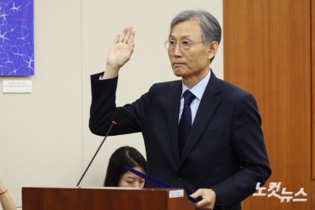 고광헌 방송미디어통신심의위원회 위원장 후보자가 1일 서울 여의도 국회에서 열린 과학기술정보방송통신위원회 인사청문회에서 선서를 하고 있다.