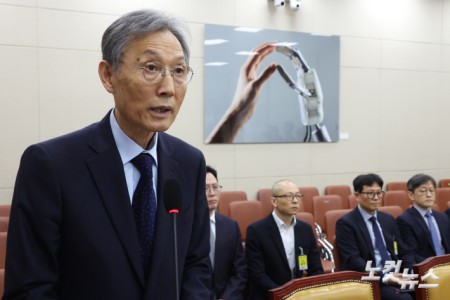 고광헌 방송미디어통신심의위원회 위원장 후보자가 1일 서울 여의도 국회에서 열린 과학기술정보방송통신위원회 인사청문회에서 모두발언을 하고 있다.